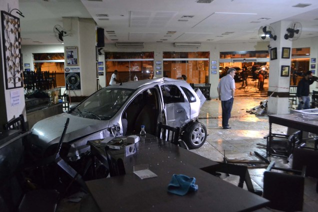 Motorista perde controle de veículo e invade restaurante na Estrada das Lágrimas, em São Caetano do Sul (SP) - 27/04/2017