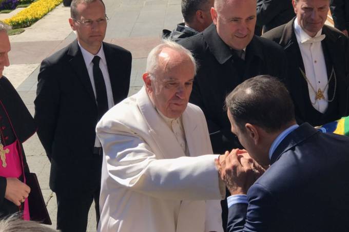 João Doria beija a mão do Papa Francisco