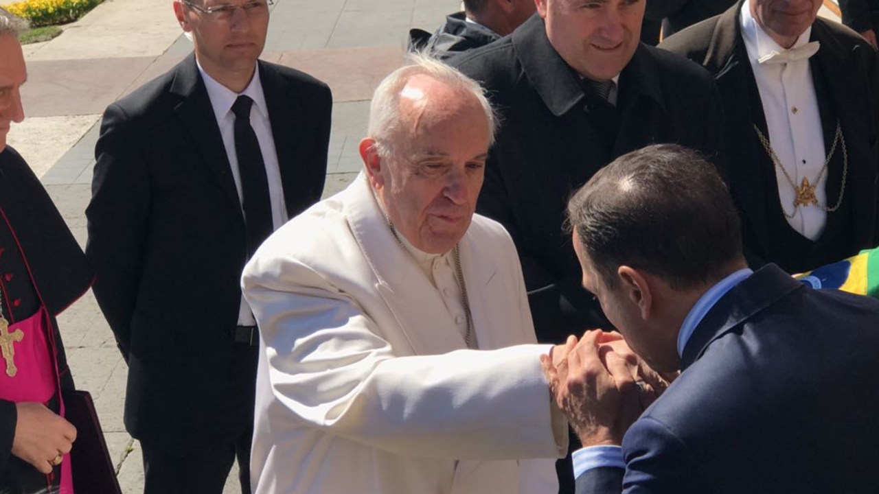 João Doria beija a mão do Papa Francisco