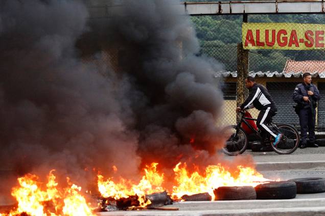Manifestantes ateiam fogo a pneus na avenida Ragueb Chohfi, zona leste de São Paulo durante dia de greve geral convocada por sindicatos em todo o País - 28/04/2017