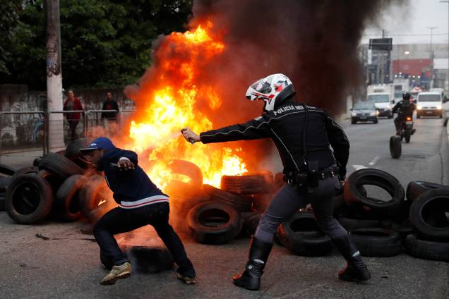 Policial utiliza spray de pimenta conta manifestante durante interdição na avenida Ragueb Chohfi, zona leste de São Paulo - 28/04/2017