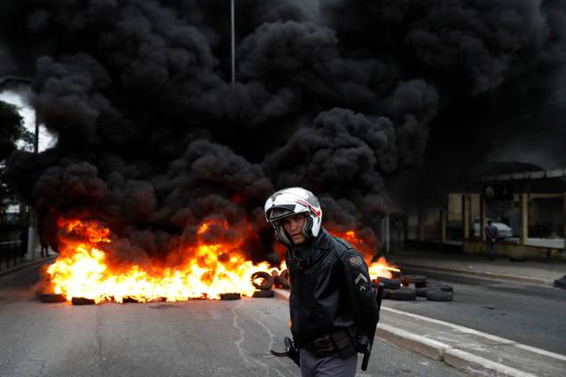 Manifestantes ateiam fogo a pneus na avenida Ragueb Chohfi, zona leste de São Paulo durante dia de greve geral convocada por sindicatos em todo o País - 28/04/2017