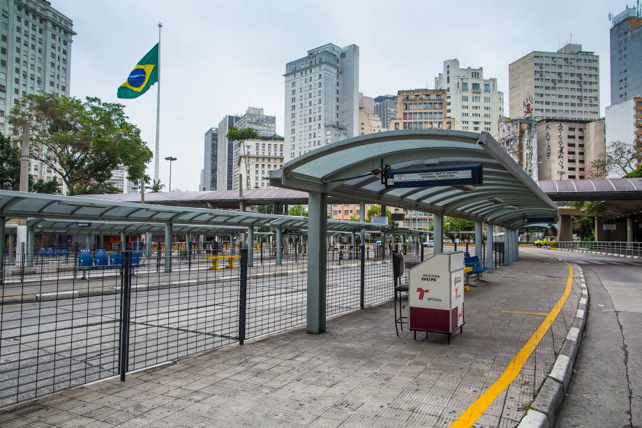 Terminal Bandeira amanhece vazio durante greve geral convocada por sindicatos e movimentos sociais no centro de São Paulo - 28/04/2017