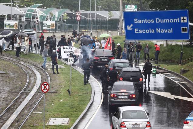 Manifestantes fecham a via de acesso ao Aeroporto Santos Dumont, no Centro do Rio de Janeiro, impedindo a passagem de veículos aos terminais de   embarque e desembarque - 28/04/2017