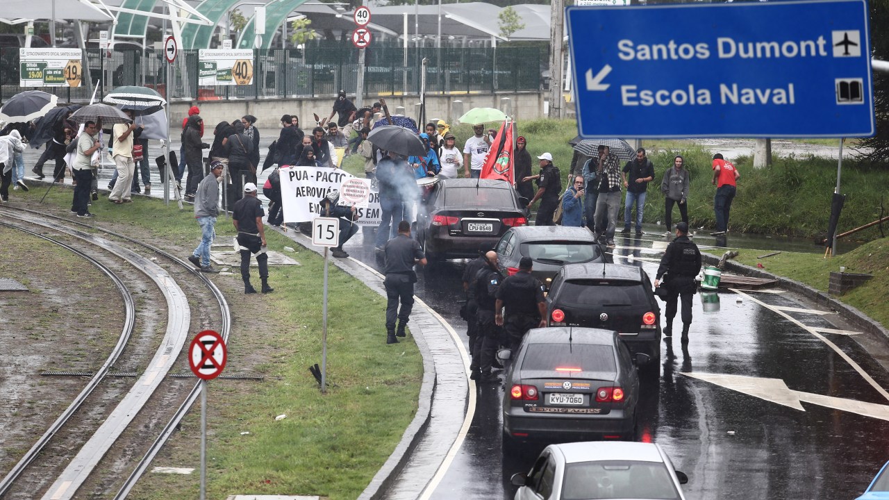 Manifestantes fecham a via de acesso ao Aeroporto Santos Dumont
