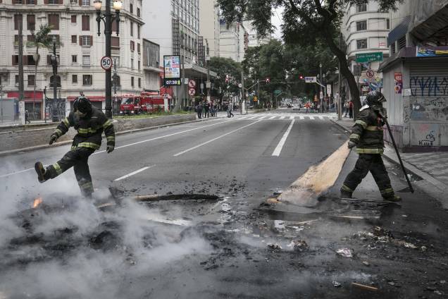 Bombeiros removem barricadas feitas por manifestantes na avenida Ipiranga, no centro de São Paulo, em dia de greve geral promovida por entidades sindicais contra as reformas trabalhista e da Previdência, propostas pelo governo Michel Temer - 28/04/2017