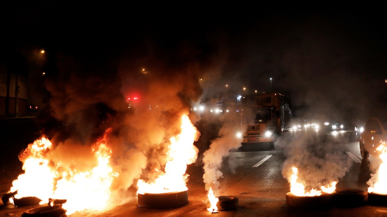 Greve bloqueia rodovias, ruas e marginais