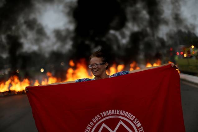Manifestantes do Movimento dos Trabalhadores Sem Teto (MTST), fazem uma barricada durante protesto contra o presidente Michel Temer em Brasília - 28/04/2017