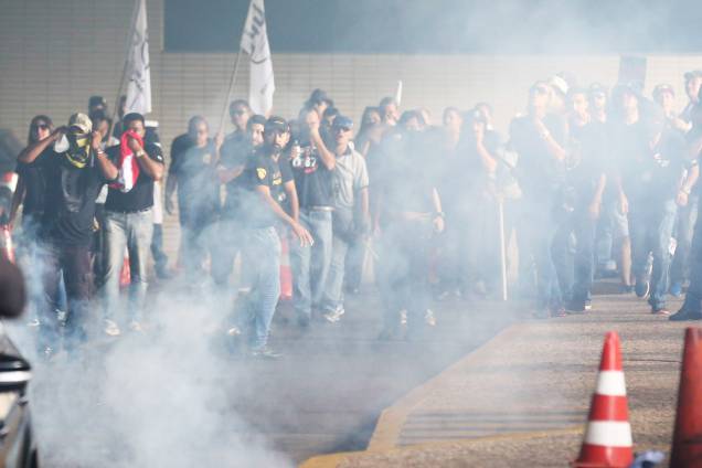 Manifestantes contrários à reforma da   Previdência tentam invadir o prédio   do Congresso Nacional, em Brasília -   18/04/2017