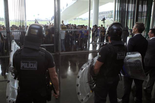 Manifestantes contrários à reforma da   Previdência tentam invadir o prédio   do Congresso Nacional, em Brasília -   18/04/2017