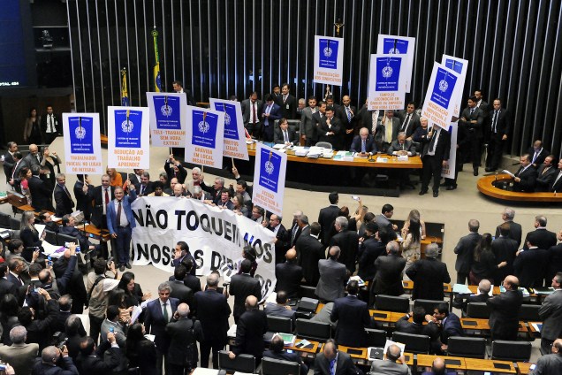 Manifestação contra reforma Trabalhista e da Previdência no plenário da Câmara dos Deputados em Brasília - 26/04/2017