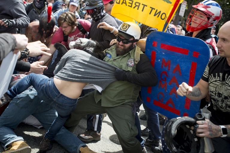 Manifestantes se enfrentam durante protesto contra Trump em Berkeley