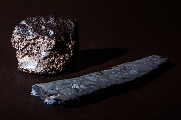 Meteorito rochoso, à esquerda, e meteorito metálico, à direita, adquiridos pela Bramon