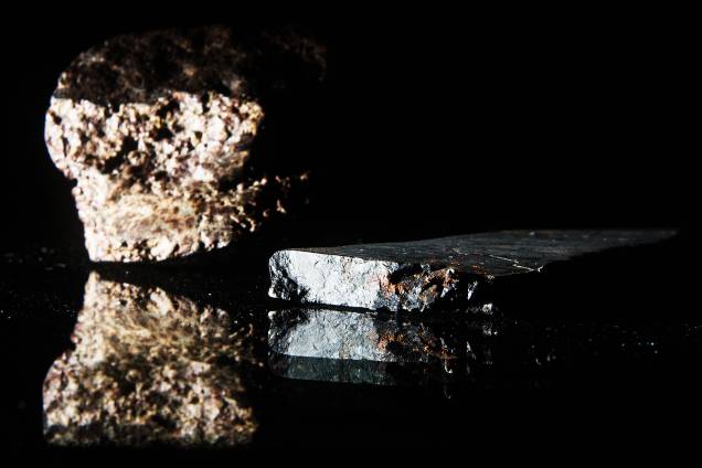 Meteorito rochoso, à esquerda, e meteorito metálico, à direita, adquiridos pela Bramon Meteorito rochoso, à esquerda, e meteorito metálico, à direita, adquiridos pela Bramon