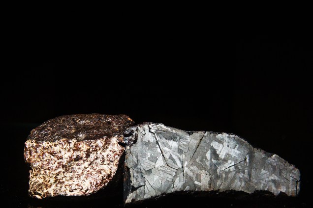 Meteorito rochoso, à esquerda, e meteorito metálico, à direita, importados do Marrocos pela Bramon