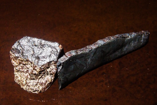 Meteorito rochoso, à esquerda, e meteorito metálico, à direita, adquiridos pela Bramon