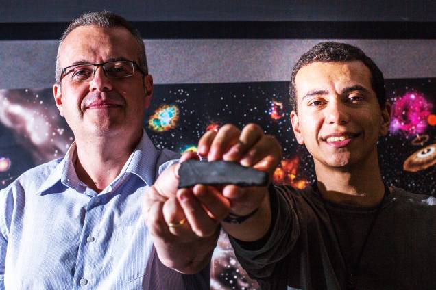 Caçadores de meteoros, Carlos di Pietro à esquerda e Gabriel Gonçalves Silva à direita, durante seminário na USP Caçadores de meteoros, Carlos di Pietro à esquerda e Gabriel Gonçalves Silva à direita, durante seminário na USP