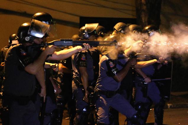 Polícia usa bala de borracha contra manifestantes em frente à casa do presidente Michel Temer, na região de Pinheiros em São Paulo, durante protestos contra a reforma trabalhista e da previdência - 28/04/2017