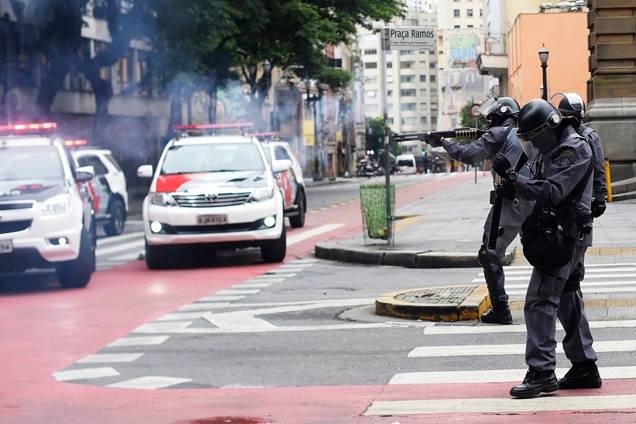 Polícia dispersa manifestantes na região do Theatro Municipal no centro de São Paulo - 28/04/2017