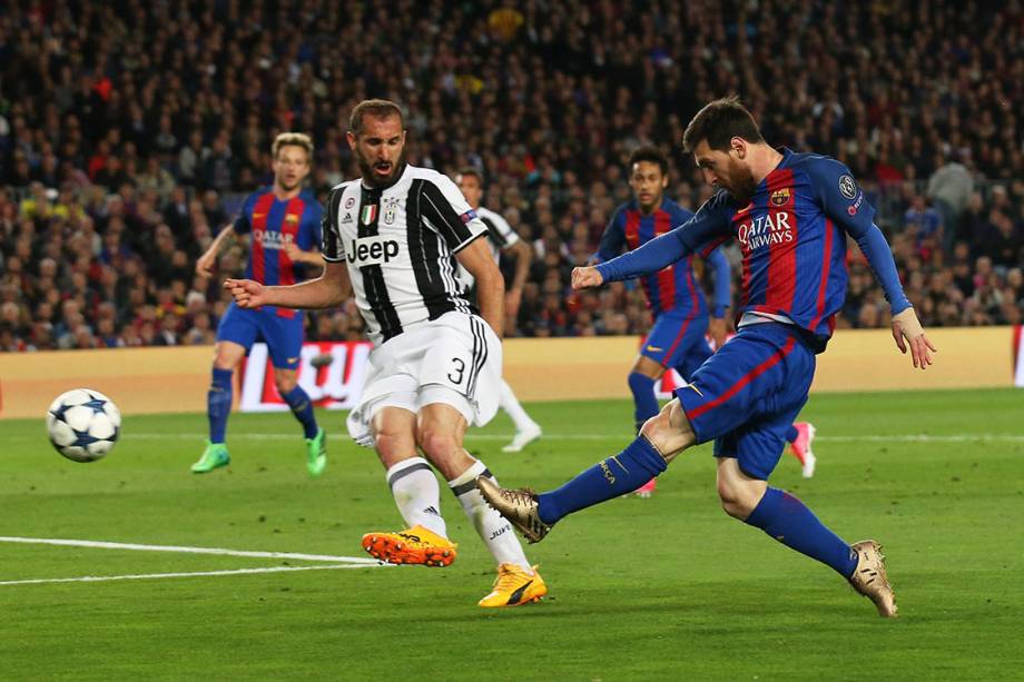 Lionel Messi , do Barcelona, chuta para o gol durnate partida contra a Juventus