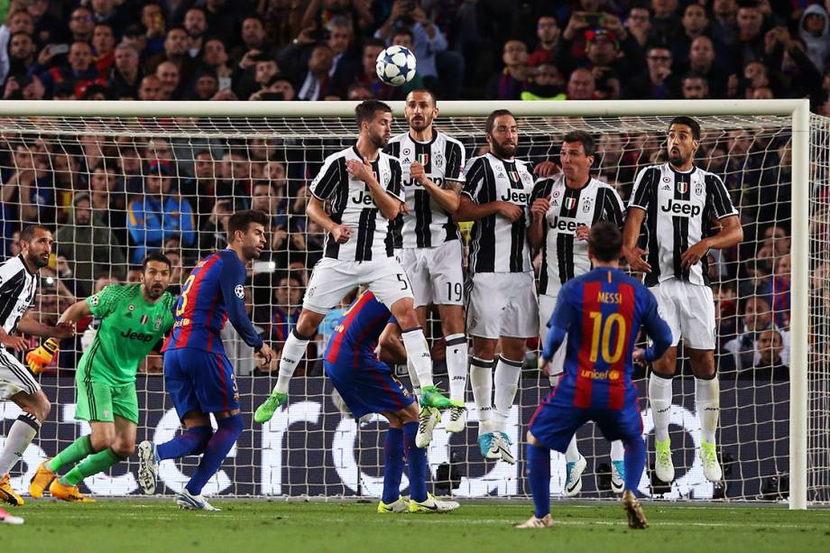 Messi cobra falta na partida entre Barcelona e Juventus