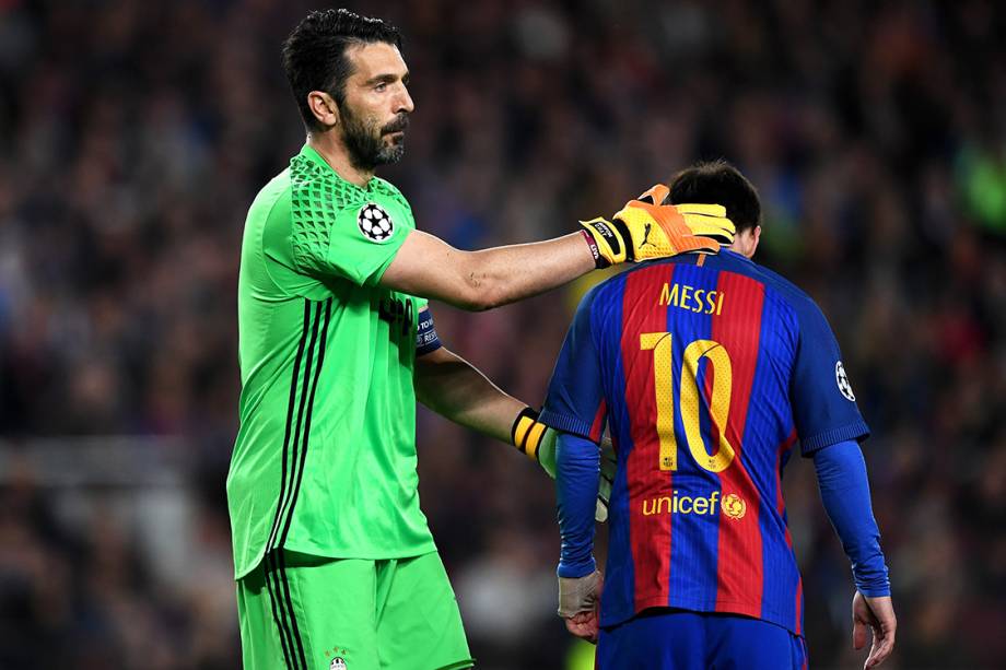 O goleiro da Juventus, Gianluigi Buffon, consola Messi