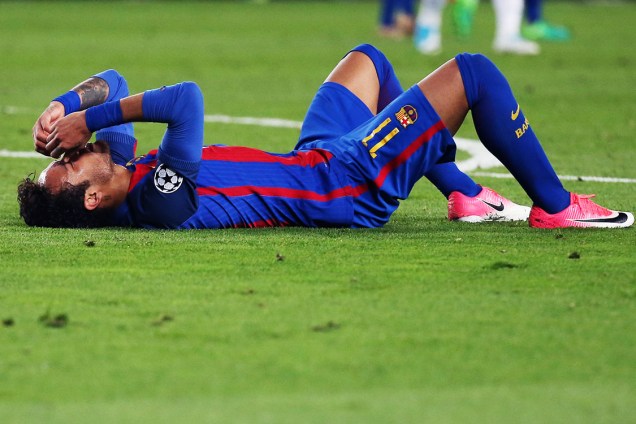 Neymar lamenta desclassificação do Barcelona da Liga dos Campeões, após empate com a Juventus no Camp Nou, em Barcelona