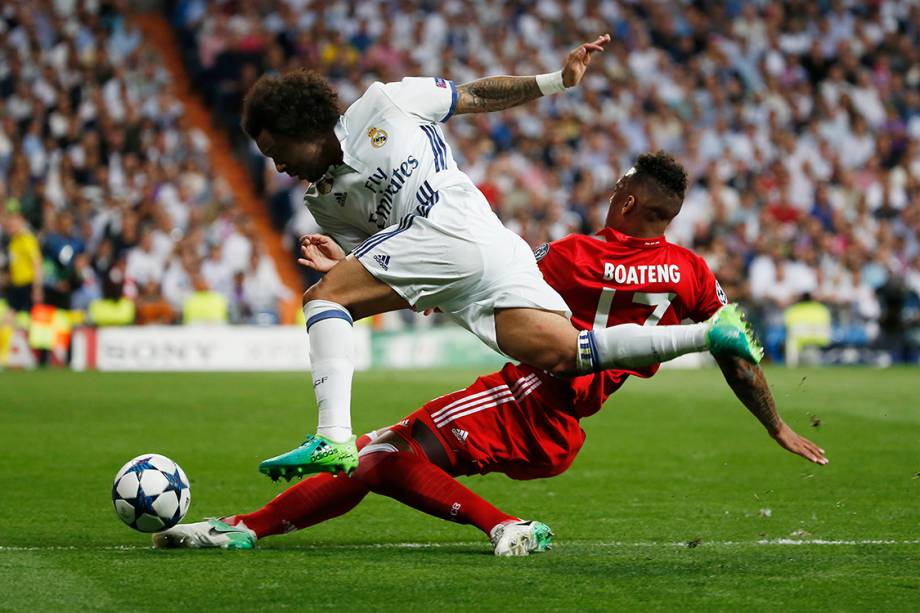 Disputa de bola entre Marcelo, do Real Madrid, e Boateng, do Bayern de Munique, durante as quartas de final da<span> </span><span>Liga dos Campeões</span>, na Espanha