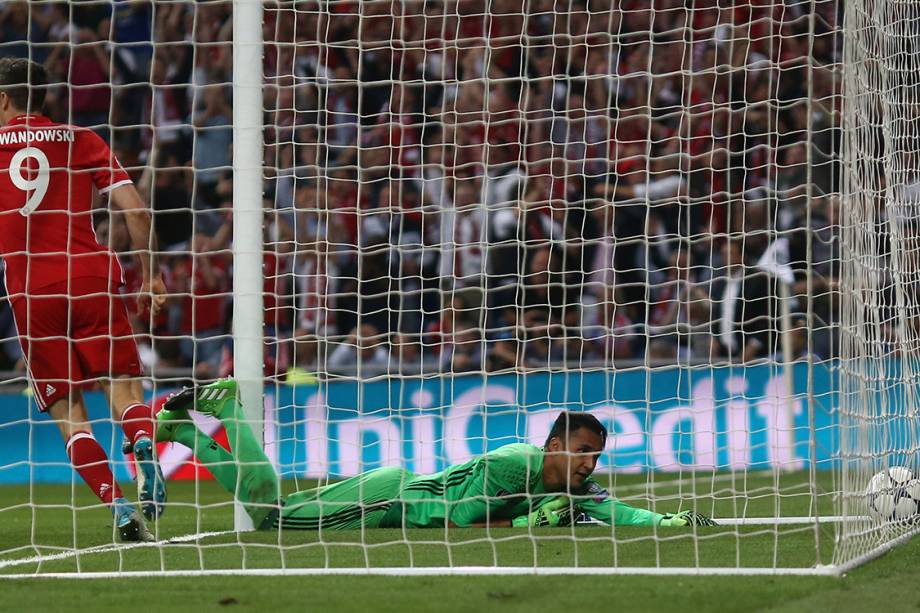 O goleiro Keylor Navas, do Real Madrid, olha para a bola após Sérgio Ramos marcar um gol contra pelas quartas de final da<span> </span><span>Liga dos Campeões</span> contra o Bayern de Munique, na Espanha