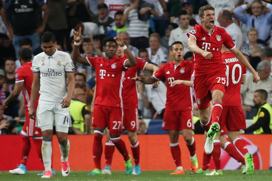 Jogadores do Bayern de Munique comemoram o gol contra de Sérgio Ramos, do Real Madrid