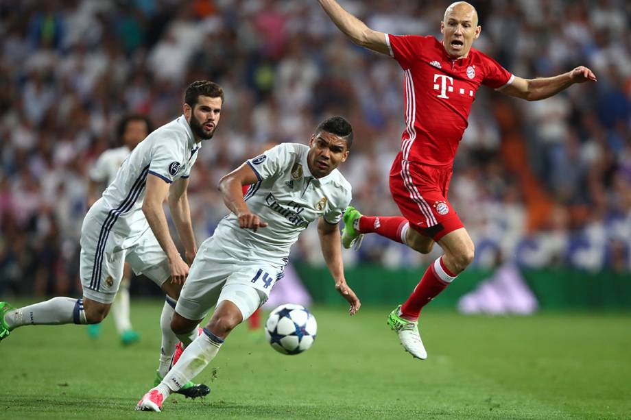 Disputa de bola no jogo entre Real Madrid e Bayern de Munique