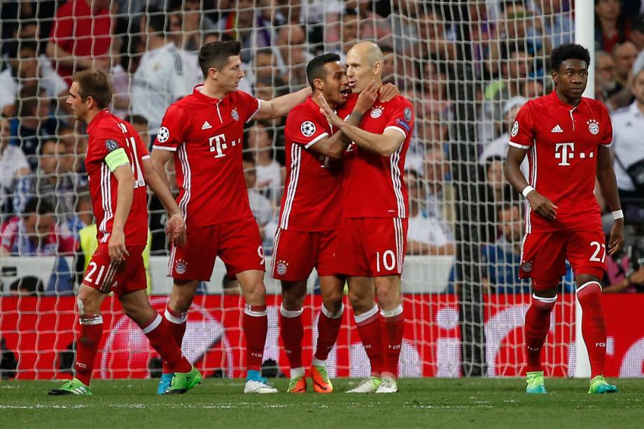 Jogadores do Bayern de Munique comemoram o gol contra de Sérgio Ramos, do Real Madrid