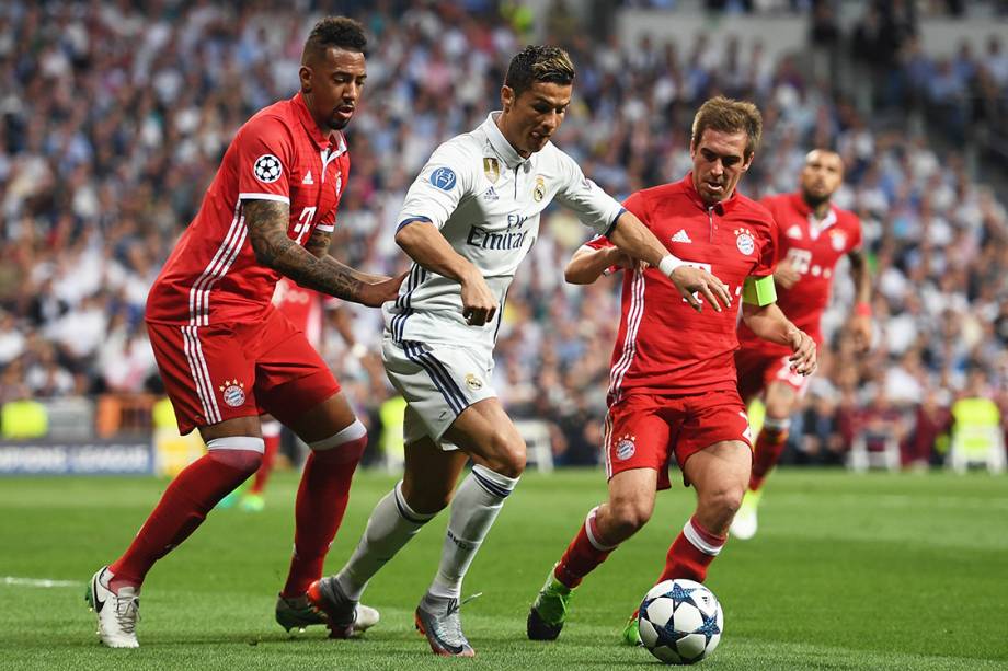 Cristiano Ronaldo, do Real Madrid, disputa a bola durante as quartas de final da<span> </span><span>Liga dos Campeões</span> contra o Bayern de Munique, na Espanha