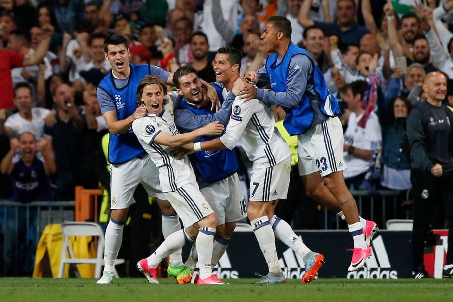 Jogadores do Real Madrid comemoram o segundo gol marcado por Cristiano Ronaldo contra o Bayern de Munique