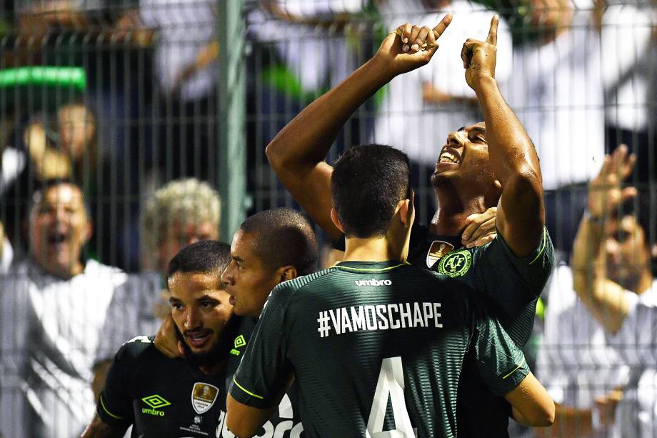 O jogador Luiz Otávio comemora gol durante a partida entre Chapecoense e Atlético Nacional, válida pela Recopa Sul-Americana