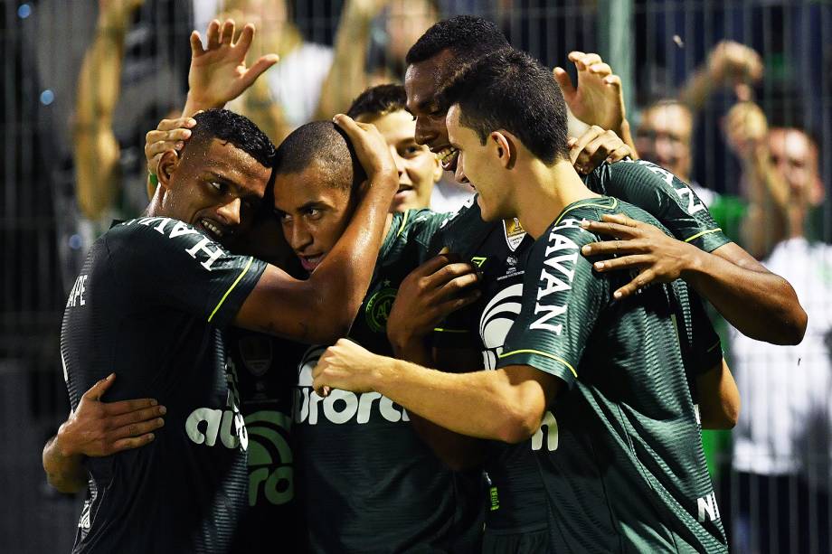 <span>O jogador Luiz Otávio comemora gol durante a partida entre Chapecoense e Atlético Nacional, válida pela Recopa Sul-Americana</span>