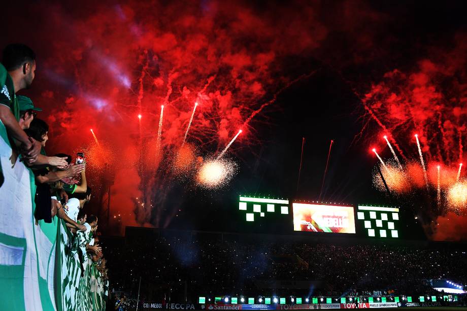 Chapecoense vence Atlético Nacional em noite de emoção e homenagens - 04/04/2017