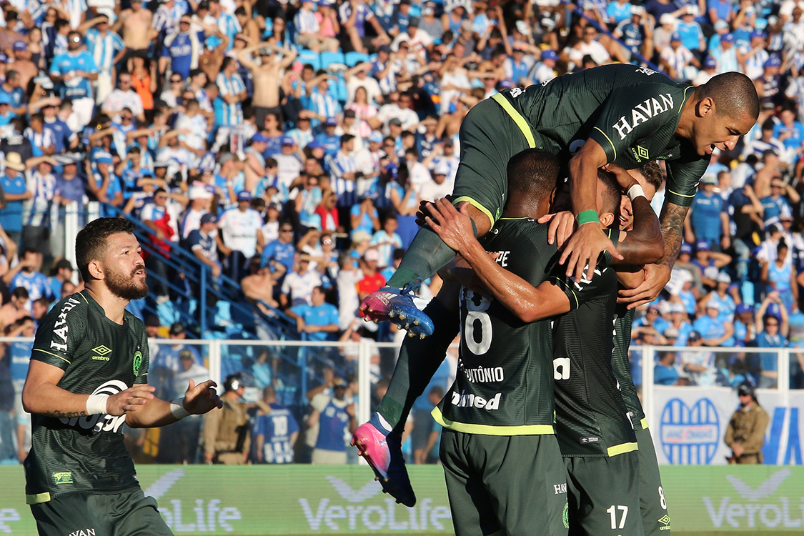 Chape vence e se aproxima do título em SC; Inter empata no ...