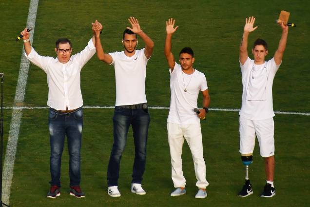 O jornalista Rafael Henzel e os jogadores Neto, Alan Ruschel e Jakson Follmann na cerimônia de homenagem feita antes de Chapecoense x Atlético Nacional, na Arena Condá, em Chapecó O jornalista Rafael Henzel e os jogadores Neto, Alan Ruschel e Jakson Follmann na cerimônia de homenagem feita antes de Chapecoense x Atlético Nacional, na Arena Condá, em Chapecó