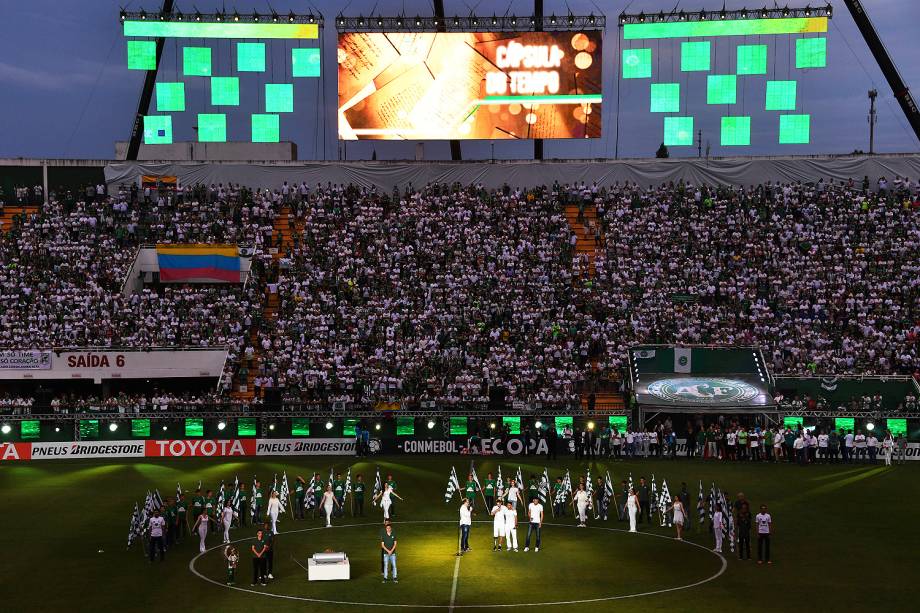 Cerimônia de homenagem feita antes de Chapecoense x Atlético Nacional, na Arena Condá, em Chapecó