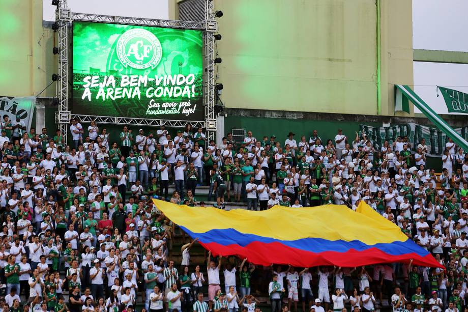 Torcedores fazem festa na Arena Condá, onde a Chapecoense recebeu o Atlético Nacional na partida de ida da Recopa Sul-Americana