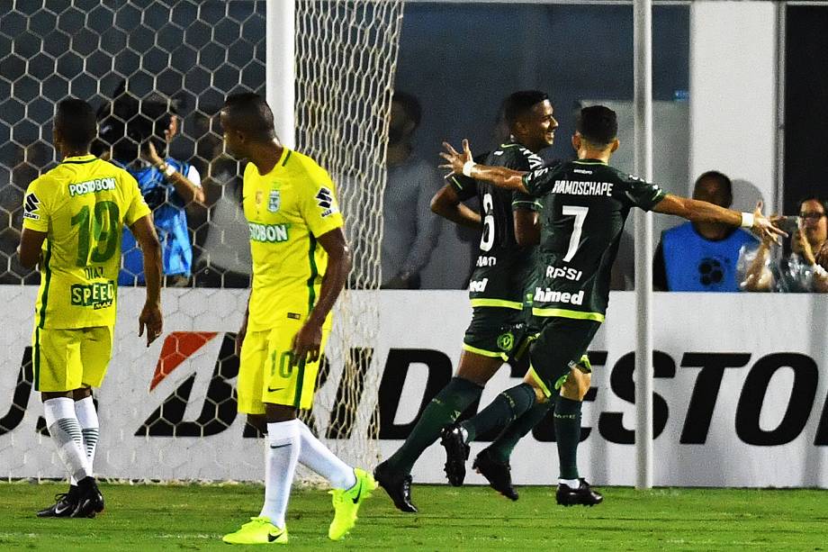 O jogador Reinaldo comemora gol durante a partida entre Chapecoense e Atlético Nacional, válida pela Recopa Sul-Americana, na Arena Condá, em Chapecó