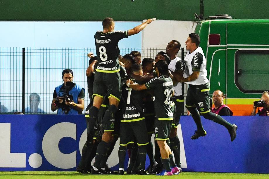 <span>O jogador Reinaldo comemora gol durante a partida entre Chapecoense e Atlético Nacional, válida pela Recopa Sul-Americana</span>