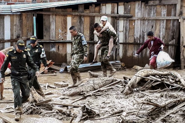 Forças armadas da Colômbia divulga imagens do trabalho das equipes de emergência em Mocoa - 02/04/2017