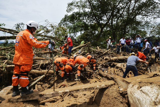 Equipes de emergência após avalanche de água e pedras causada pelo transbordamento de três rios, que destruiu vários bairros da cidade de Mocoa, capital do departamento de Putumay, na Colômbia - 02/04/2017