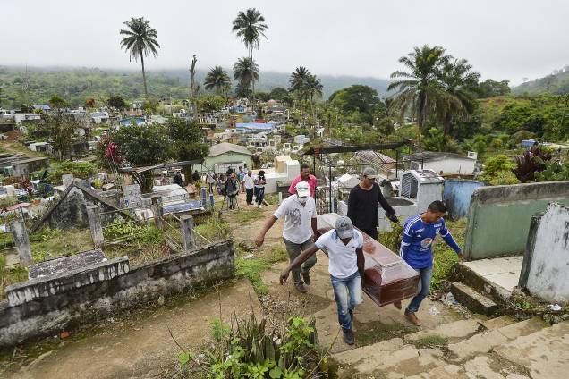 Pessoas que perderam familiares após avalanche de água e pedras causada pelo transbordamento de três rios, que destruiu vários bairros da cidade de Mocoa, capital do departamento de Putumay, na Colômbia - 03/04/2017 Pessoas que perderam familiares após avalanche de água e pedras causada pelo transbordamento de três rios, que destruiu vários bairros da cidade de Mocoa, capital do departamento de Putumay, na Colômbia - 03/04/2017