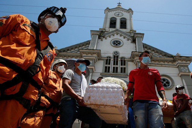 Colômbia enterra vítimas de deslizamento após inundações e deslizamentos de terra em Mocoa, Colômbia - 04/04/2017