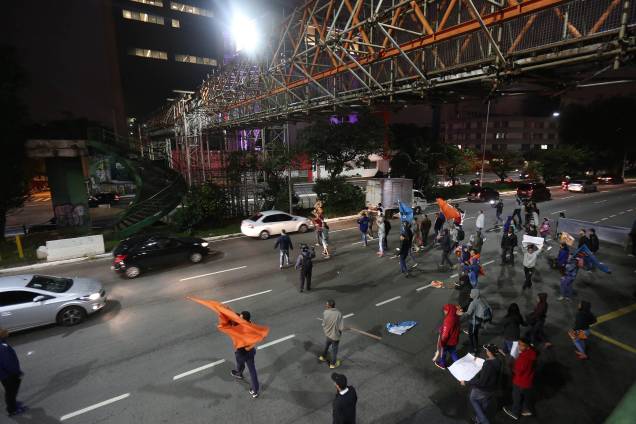 Manifestantes ligados a Força Sindical tentam bloquear o acesso ao Aeroporto de Congonhas em São Paulo - 28/04/2017