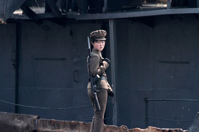 Soldada norte-coreana guarda a fronteira com a China no rio Yalu, próximo a cidade Sinuiju, na Coreia do Norte, e de Dandong, China - 01/05/2014