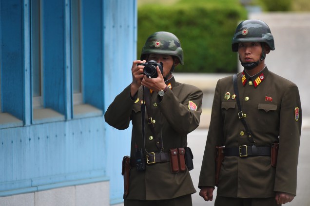 Soldados norte-coreanos tiram foto durante a visita do vice-presidente dos Estados Unidos, Mike Pence, na região desmilitarizada de Panmunjom, entre a Coreia do Sul e do Norte - 17/04/2017